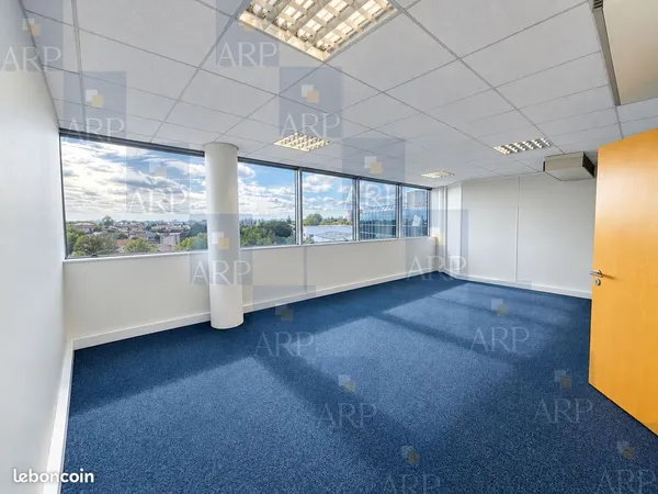 Bureaux à louer 200 m² à Bègles (Bordeaux) - 5 parkings - Disponibles de suite