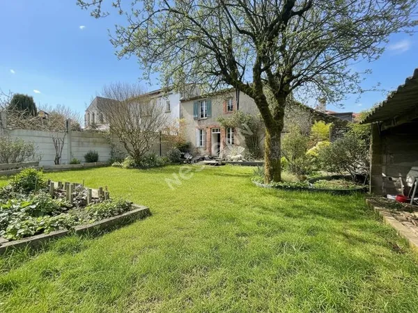 Située à seulement 4 minutes de la gare, au coeur du charmant bourg de Boussay, cette maison à rénov
