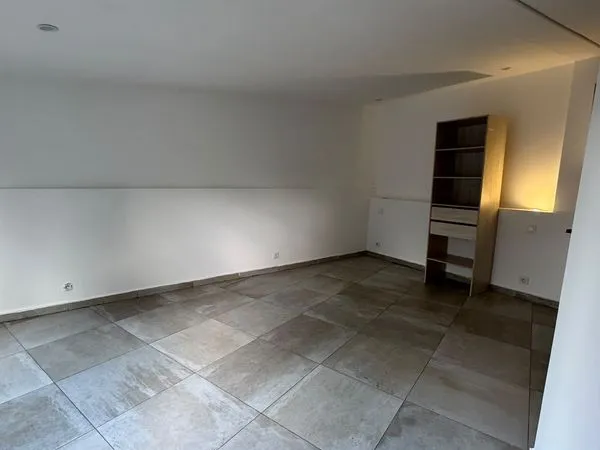 Studio 35 m² - Parking privé - 600 /mois
