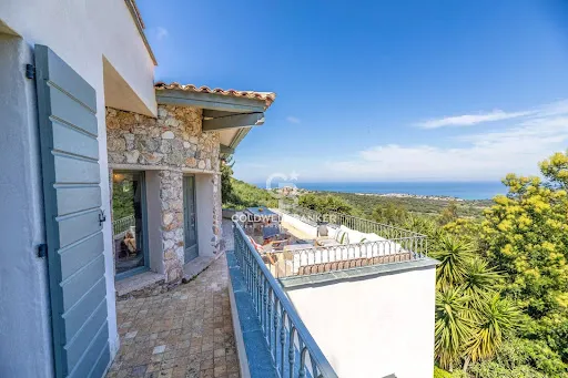 Villa 6 pièces 239 m²