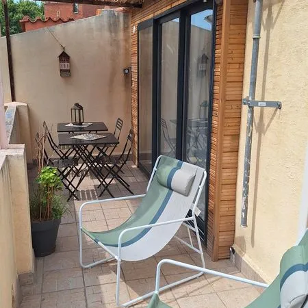 T1 avec terrasse tout équipé et meublé face au Castillet