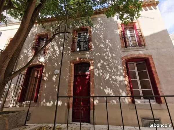 Maison de ville en pierre Carcassonne centre ville avec cour privative et balcon