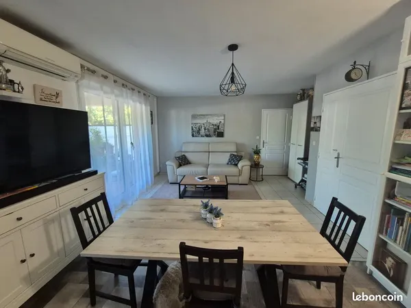 Vend très beau T2 avec grande terrasse dans résidence fermée et sécurisée + place de Parking
