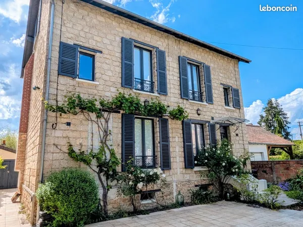 Maison familiale en excellent état, à proximité du tribunal