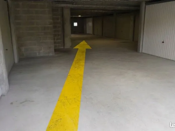 À LOUER — Box / Garage fermé et sécurisé (12,5 m² + haut plafond) — Mérignac (Pellegrin / Tram A & F