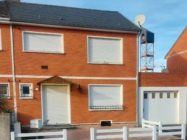 Maison semi mitoyenne par garage
