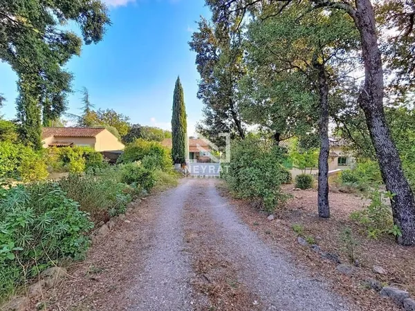 SEILLANS MAISON PROVENCALE 3 CHAMBRES JARDIN AU COEUR D'UN DOMAINE DE CHENES AVEC PISCINE ET TENNIS
