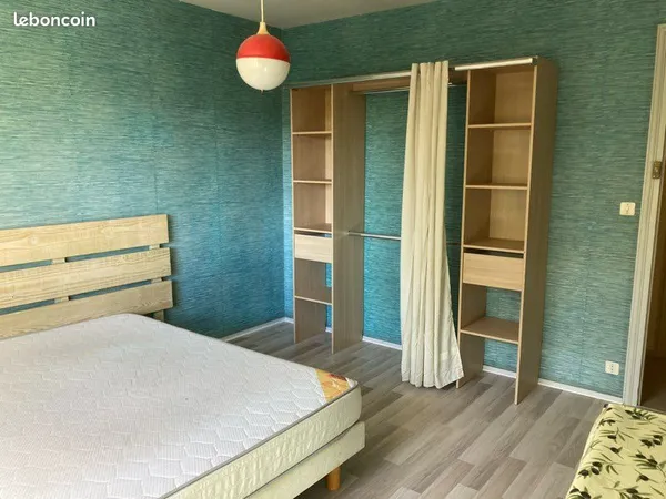 Chambre meublée avec salle de bain privative - 14 m² - 380 /mois charges comprises