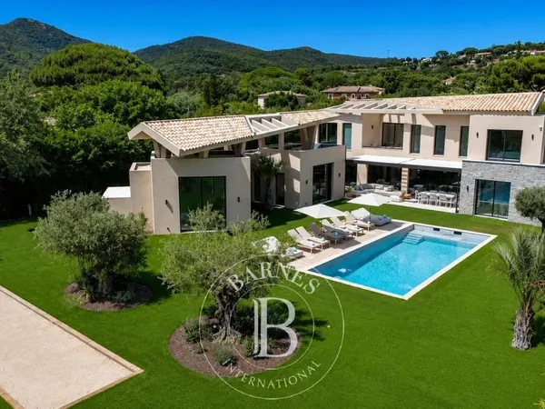 GRIMAUD - VILLA 5 CHAMBRES - PISCINE
