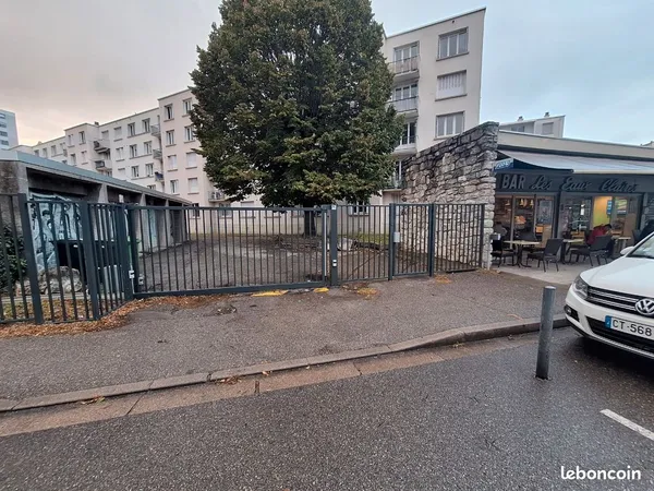Garage dans enceinte privée