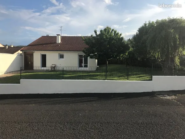 Maison familiale mitoyenne par le garage, 3 chambres avec jardin, garage et terrasse sur une parcell