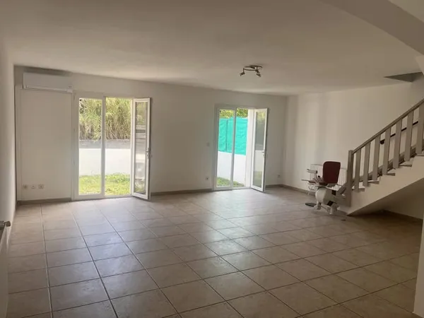 À louer, agréable villa mitoyenne de type 4 avec garage, cour et jardinet.