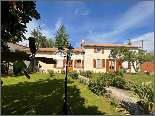 Belle propriété rénovée avec dépendances et vaste parc