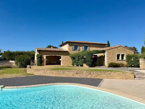 Uzès - Propriété avec piscine, mazet et dépendances