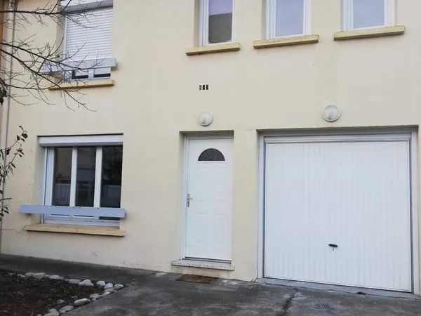REF 001 VILLA 3 FACES DANS QUARTIER CALME AVEC 1 ETAGE