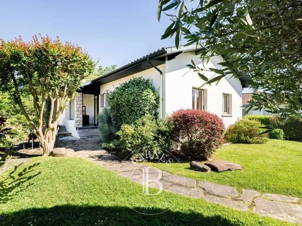 Anglet, Maison De 200 M² Située Au Calme