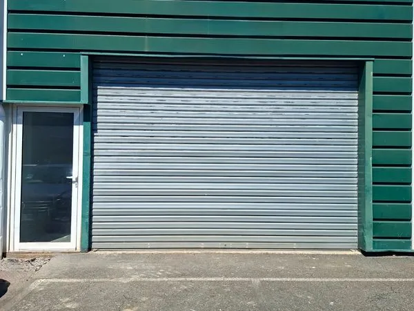Local professionnel / entrepôt 57 m² avec stationnement - ascain