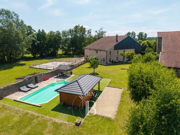 Maison 9 pièces 575 m²