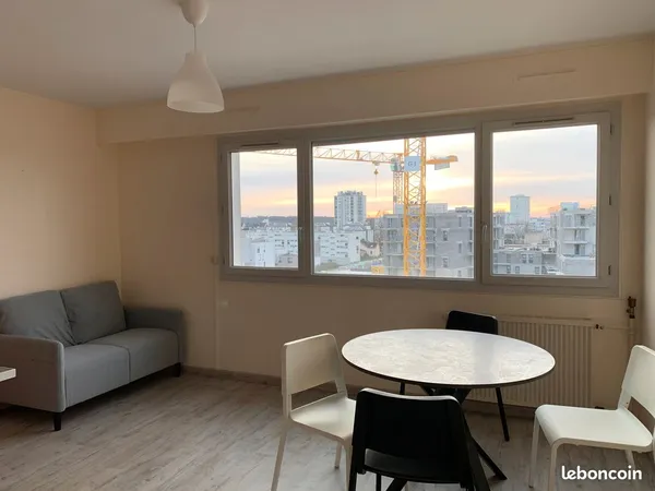 F1 bis de 27m² meublé au dernier étage avec ascenseur. À côté de la place Rabelais. Refait à Neuf