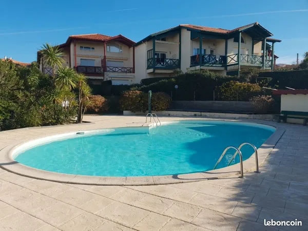 Location appartement avec piscine et vue sur mer