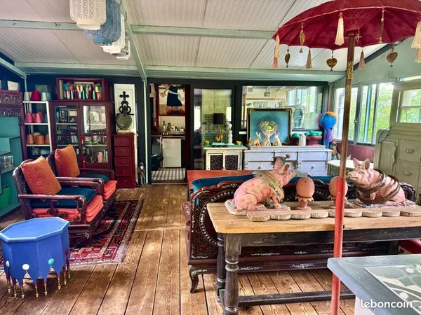Maison sur pilotis et roulotte aménagée, en bord de rivière près de Brive