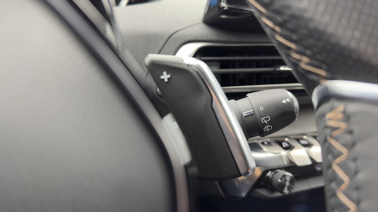 Peugeot 3008 Hybrid 225 e-EAT8 — photo 18