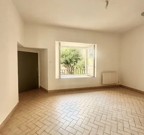 Centre-ville - T2 non meublé avec cour extérieure commune