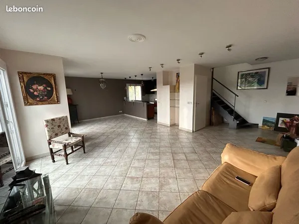 Duplex 132 m² / 5 chambres / Garage / Balcon / Solarium/ Proche du centre ville de Romans
