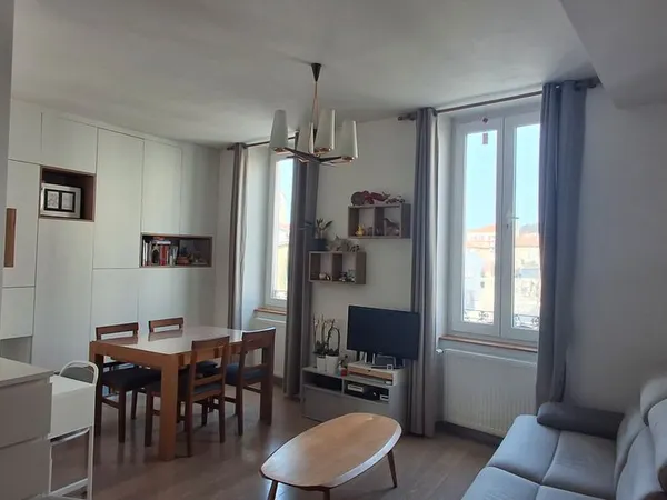 Appartement traversant - Centre-ville - 3 pièces avec balcon et espace terrasse