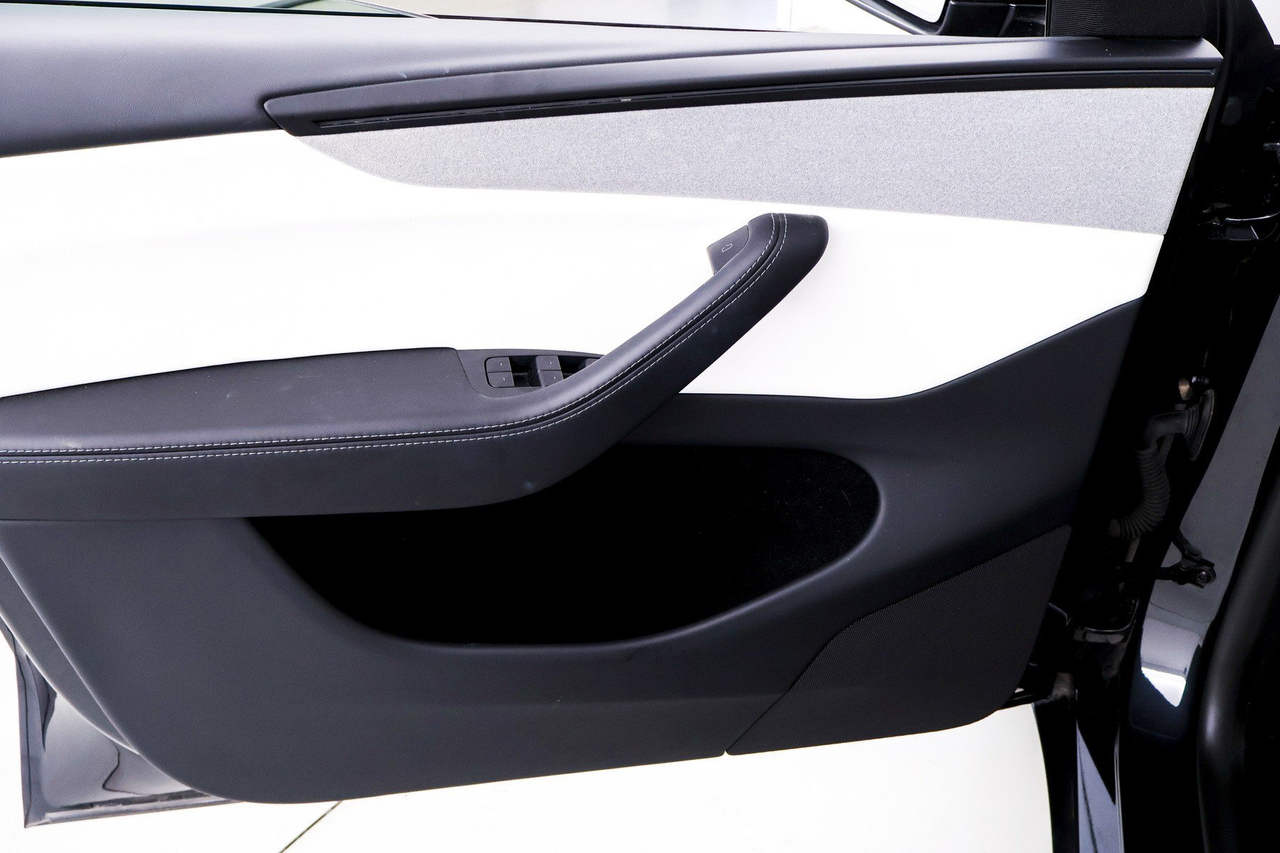 Tesla Model Y — photo 17