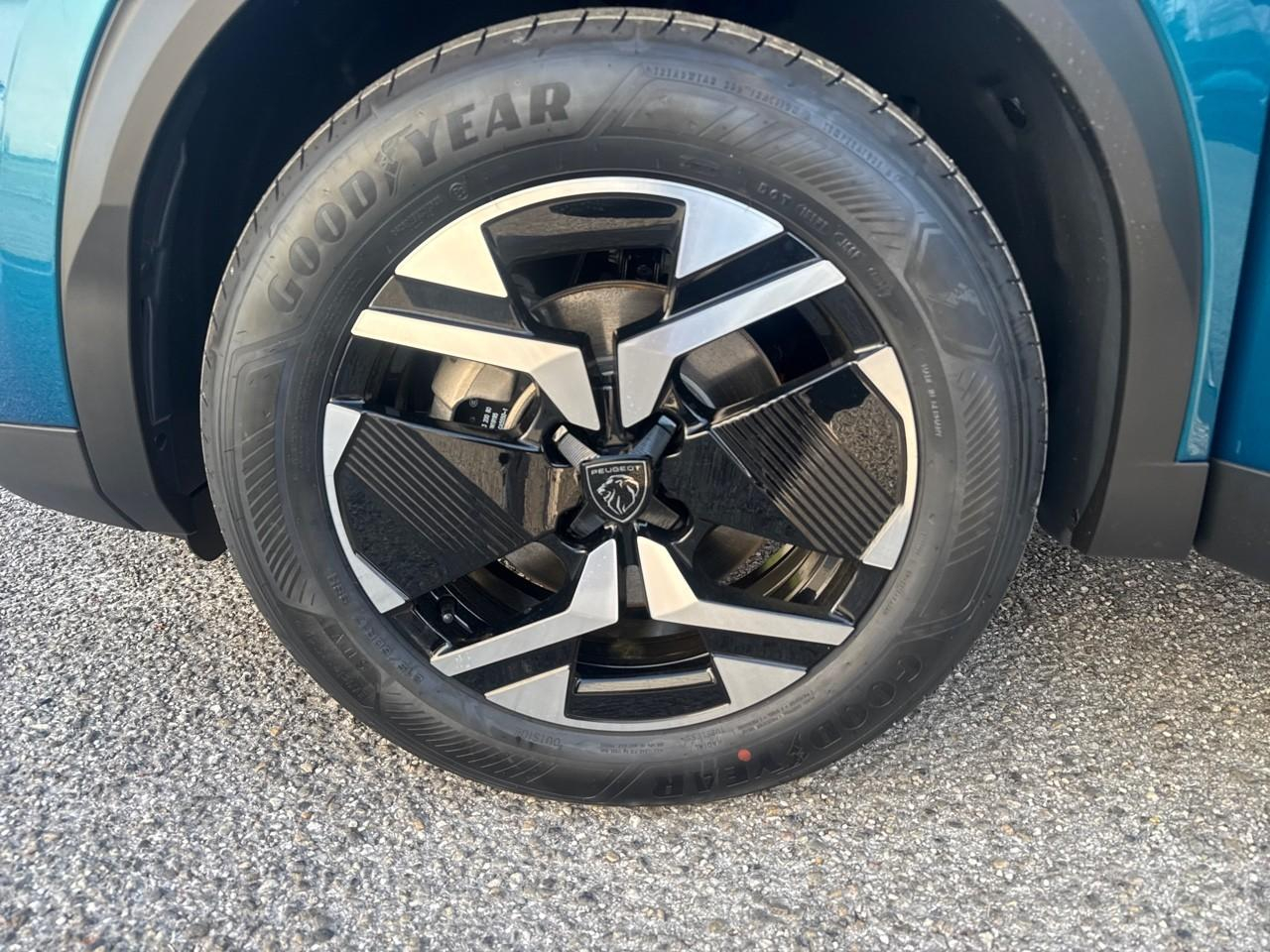 Peugeot 2008 e-2008 156ch allure — photo 11