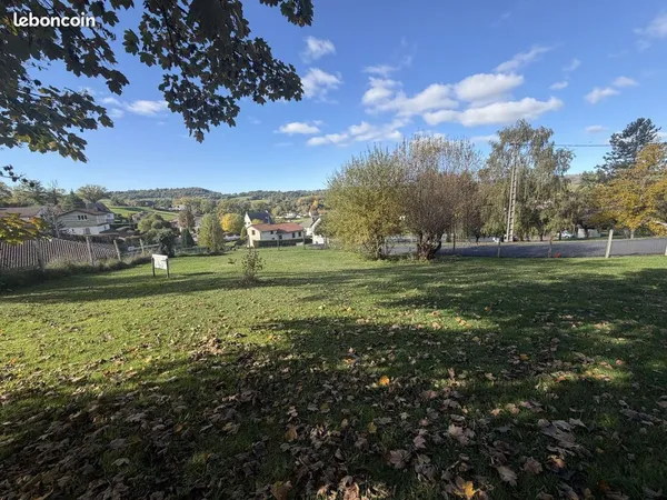 Terrain à bâtir de 800 m² à JUSSAC (15)