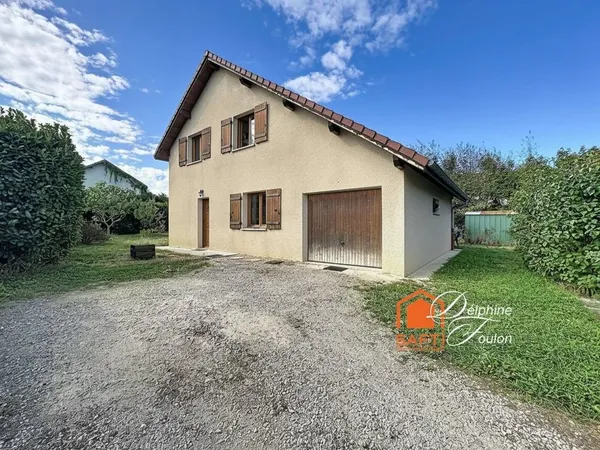 Maison familiale à Saint-André-le-Gaz, proche gare.