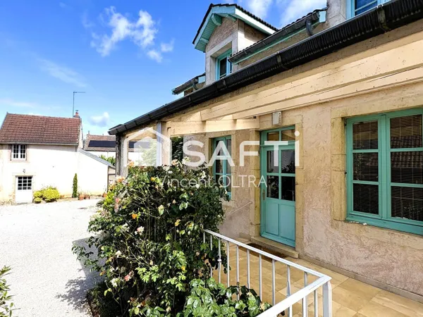 Propriété comprenant deux maisons habitables indépendantes.