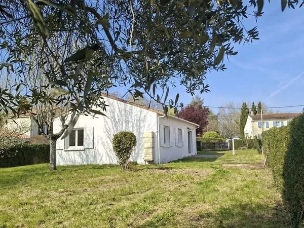 Pavillon quartier résidentiel calme à 5 kms plages
