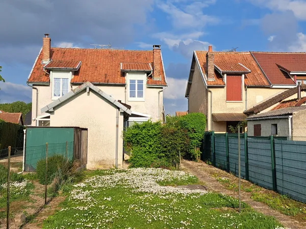 Petite maison ancienne mitoyenne d'un côté à rafraîchir