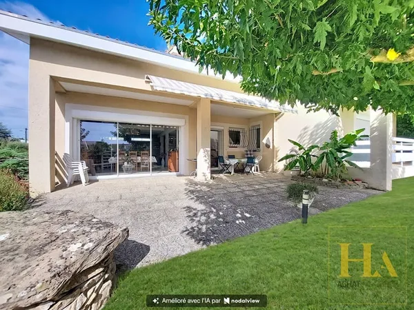 À proximité immédiate du centre-ville Maison de qualité de 171 m² avec piscine sur 1 539 m² de terra