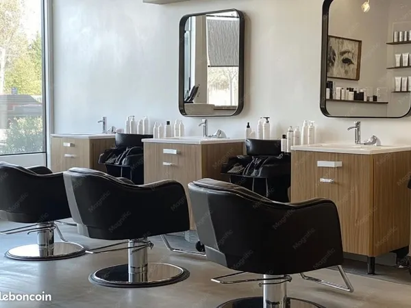 Salon de coiffure 100 m² - 7 postes - clé en main - parking