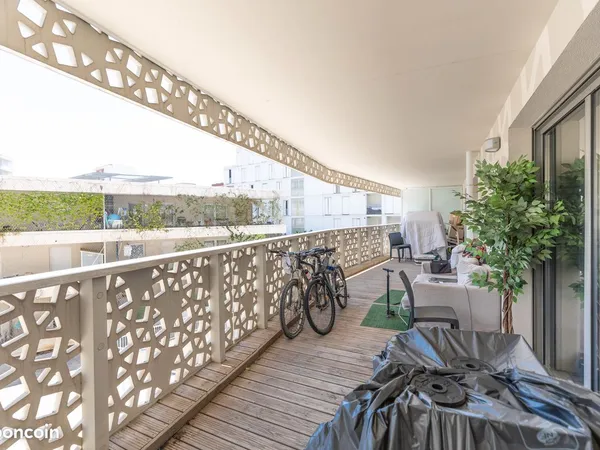 T3 de 64m2 -Terrasse 35m2 - 1ère ligne bassin Jacques Coeur - DPE A