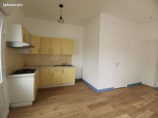 BEAU T2 au RDC 35M² Recemment rénovéCENTRE VILLE PROX COMMERCE ECOLES .LIBRE DE SUITE