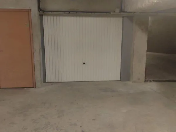 Garage box fermé - potentiel locatif auto/moto/stockage - libre immédiatement