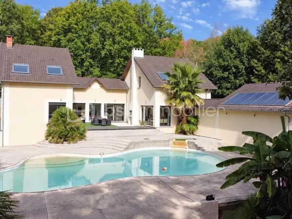 Maison 9 pièces 270 m²