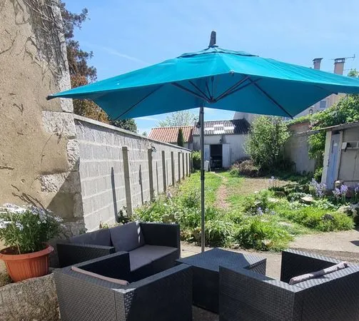 Maison de ville de 120 m² avec garage et jardin à Pont-l'Abbé-d'Arnoult (17250)