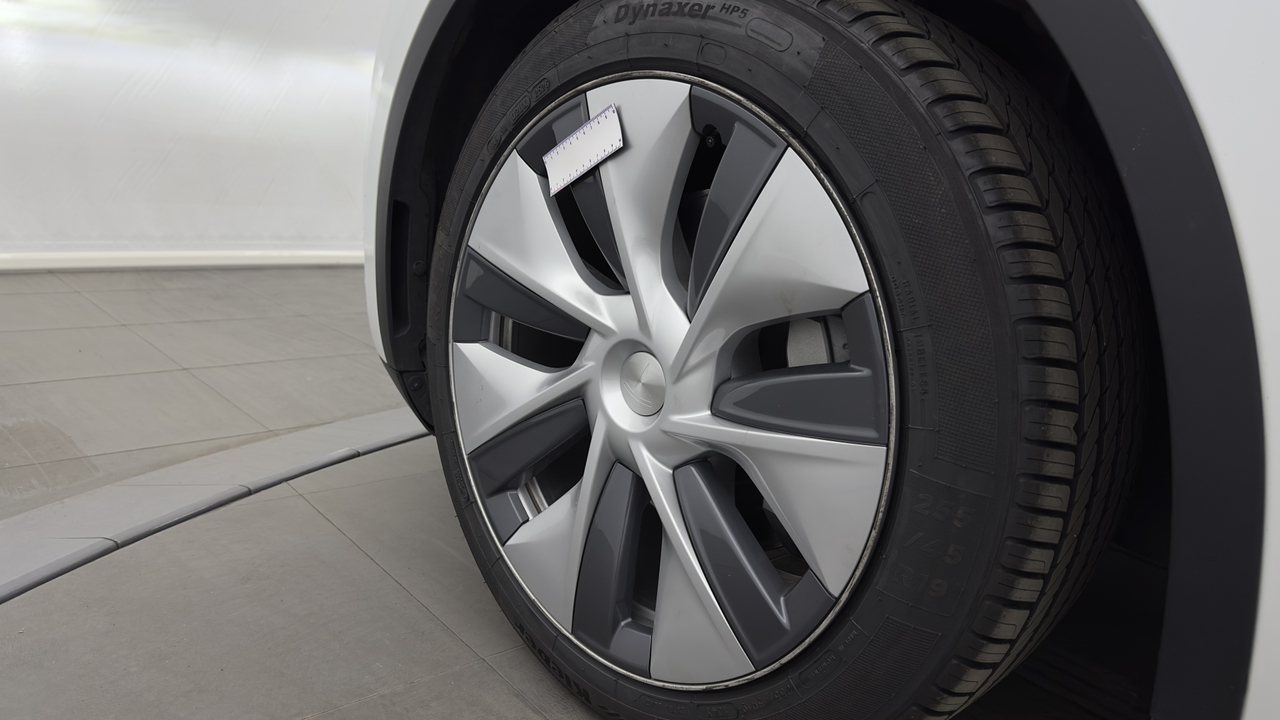 Tesla MODEL Y Standard RWD — photo 37
