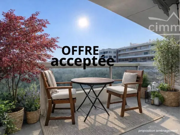Soleil et vue dégagée pour ce grand studio avec balcon