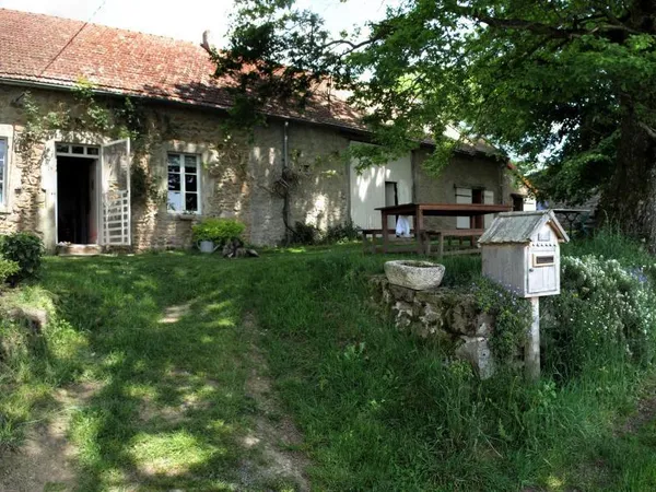 Magnifique propriété composée d'une maison principale, d'un gite et d'une piscine couverte,