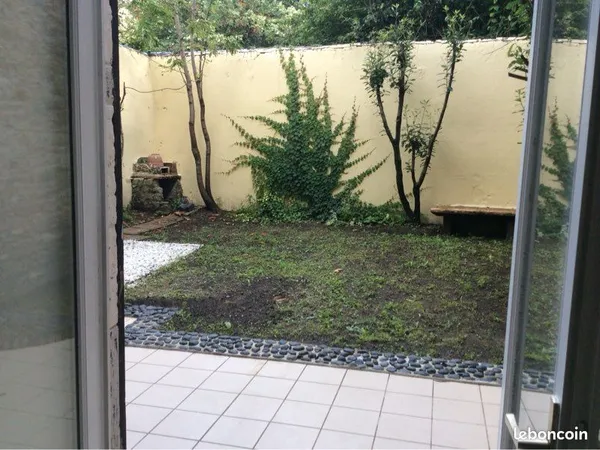Vends ensemble immobilier à Mâcon, rue piétonne, comprenant à Magasin murs et fonds de commerce, trè