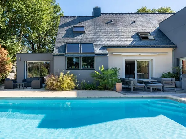 Maison d'architecte en demi-niveaux, piscine chauffée et annexe indépendante ? Sucé-sur-Erdre