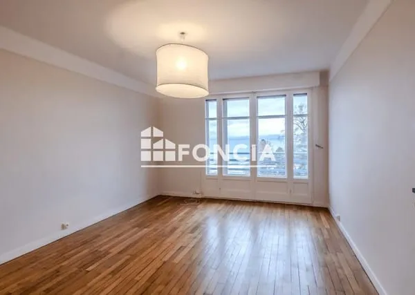 Très bel appartement T2 de 51 m2 situé en face de l'embarcadère à Evian-Les-Bains