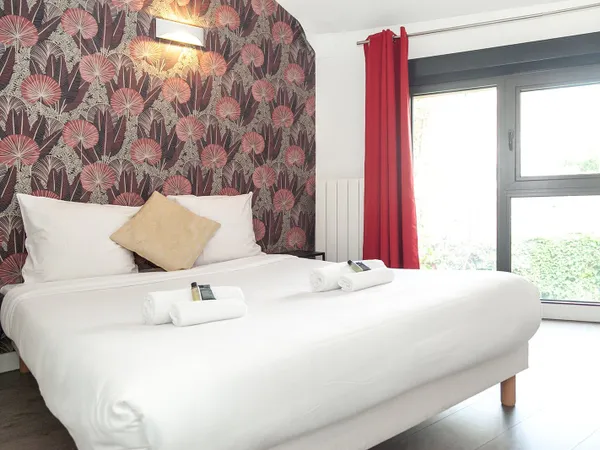 LES LILAS - MAGNIFIQUE MAISON DE VILLE RÉNOVÉE DE 170 M² AV